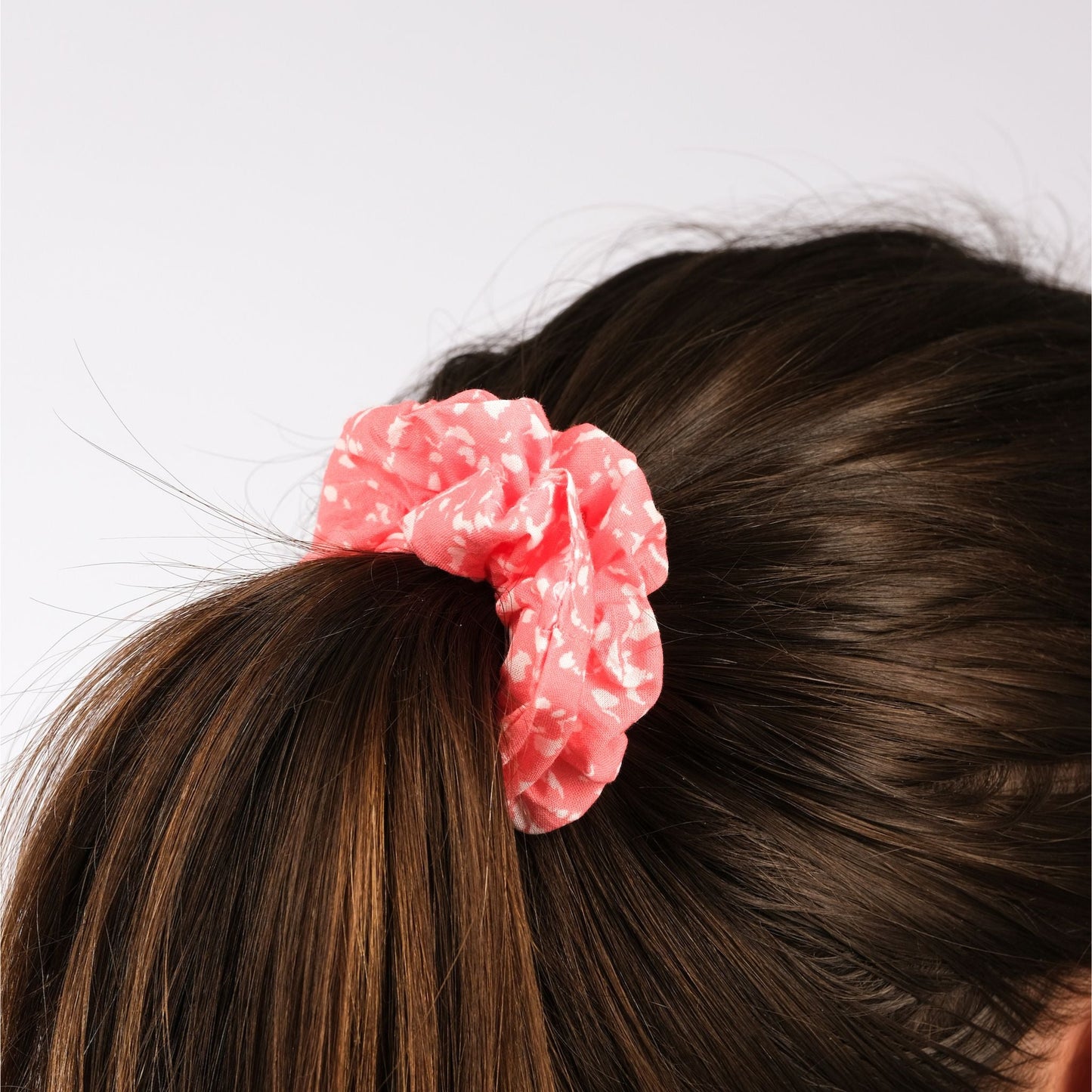 woman wearing Pink fleck hair scrunchie